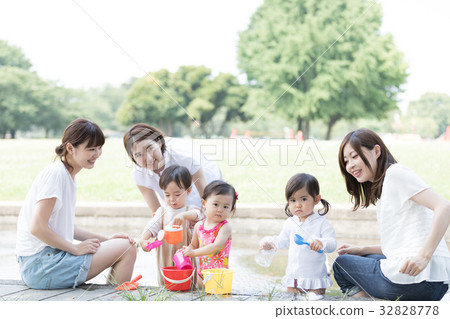 Mother friend mother child care water play 32828778