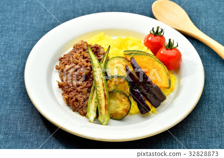 Summer vegetable curry (keema curry, saffron rice, grilled vegetables (okra, zucchini, eggplant, pumpkin) cherry tomatoes 32828873