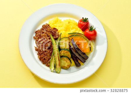 Summer vegetable curry (keema curry, saffron rice, grilled vegetables (okra, zucchini, eggplant, pumpkin) cherry tomatoes 32828875