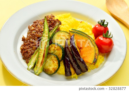 夏季蔬菜咖哩（keema咖哩，藏紅花米飯，烤蔬菜（秋葵，西葫蘆，茄子，南瓜）櫻桃番茄 32828877