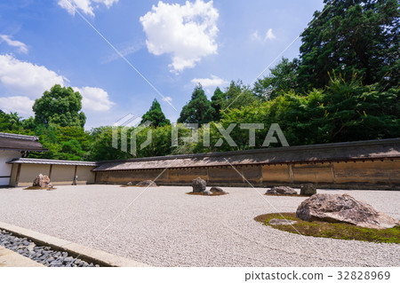Stone garden summer of Ryoanji, Kyoto 32828969