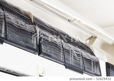 塵土飛揚的空調過濾器 32829432