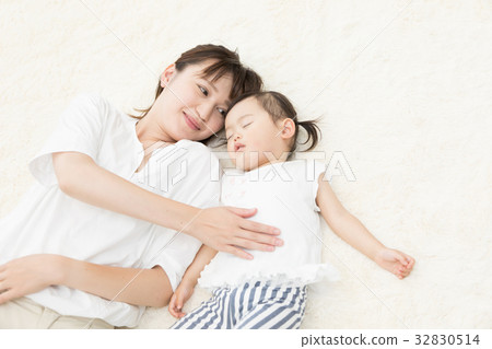 Mother and child 32830514