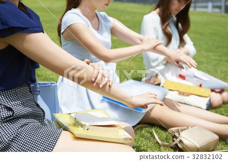 Women's College 32832102