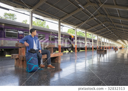 man traveler with backpacker at trainstation 32832313
