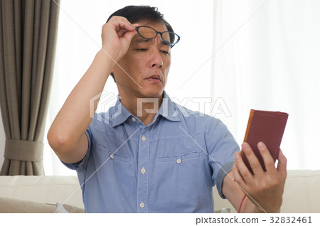 A man whose smartphone screen is hard to see 32832461