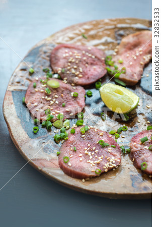 Barbecue sliced beef tongue  32832533