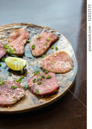 Barbecue sliced beef tongue  32832535