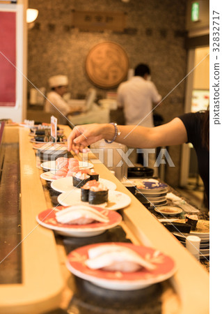 Sushi roll image 32832717