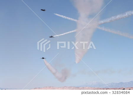 US Navy Blue Angels F / A-18 Hornet battle attack aircraft flying acrobat while smoking 32834084