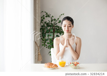 Woman drinking orange juice breakfast 32834214