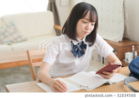 看智能手機的高中女孩,當學習時 看智能手機的高中女孩,當學習時 32834508