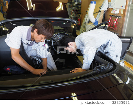Two workers doing car maintenance 32835951