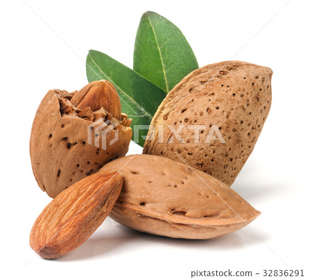 almonds in their skins and peeled with leaf 32836291