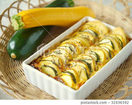 兩色西葫蘆和土豆，迷迭香果餡餅（水平位置） 32836392