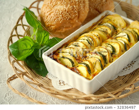 西葫蘆和土豆配迷迭香法蘭絨(水平) 西葫蘆和土豆配迷迭香法蘭絨(水平) 32836497