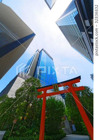 Nihonbashi Fukutoku Shrine and the surrounding skyscraper 32836832