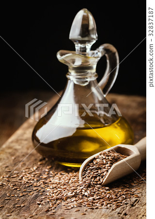 flax seeds and linseed oil 32837187