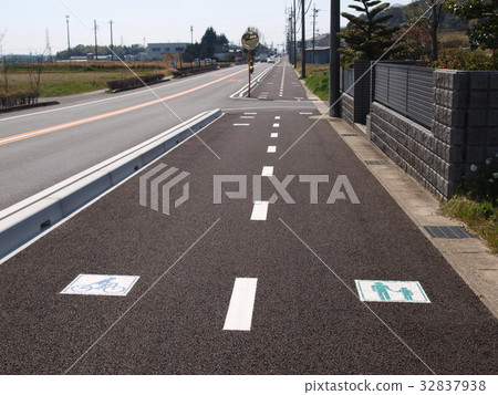 Pedestrian separation sidewalk 32837938