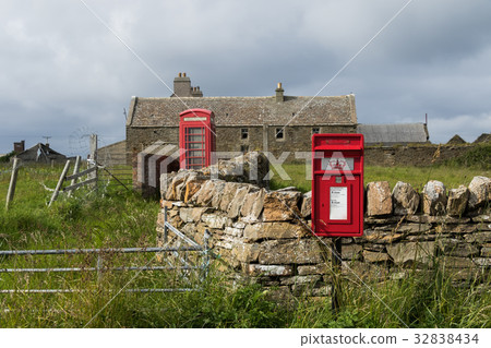 與老電話箱子的老電話亭英國風景 32838434
