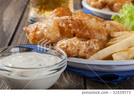 圖庫照片: fish and chips with tartar sauce on a plate