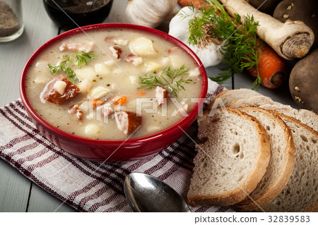 Sour soup made of rye flour 32839583