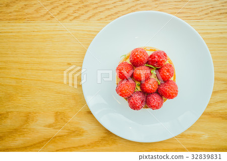 Sweet dessert custard tart with raspberry on top Sweet dessert custard tart with raspberry on top 32839831