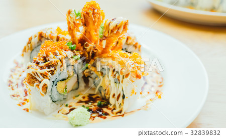 Sushi roll Sushi roll 32839832