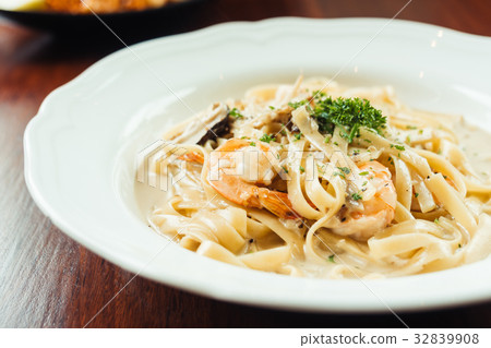 fettucine white cream sauce with shrimp and mushroom fettucine white cream sauce with shrimp and mushroom 32839908