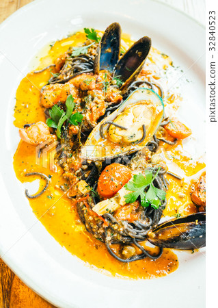 Black spaghetti and pasta with mussel and squid 32840523