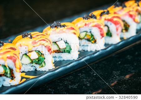 Hamachi sushi Hamachi sushi 32840590