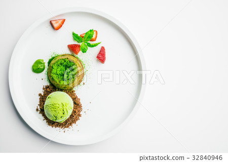 Green tea chocolate lava with ice cream and strawberry 32840946