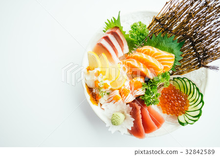 Raw and fresh mixed sashimi with salmon , tuna , hamaji and other 32842589