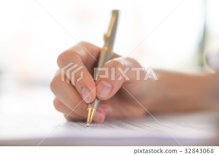 Hand with pen over application form 32843068