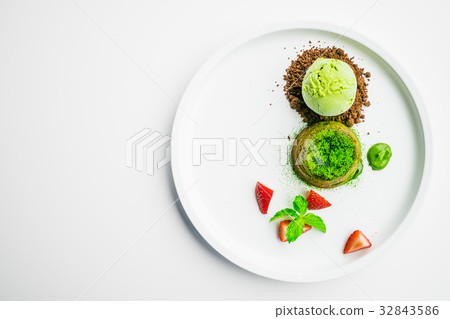 Green tea chocolate lava with ice cream and strawberry 32843586