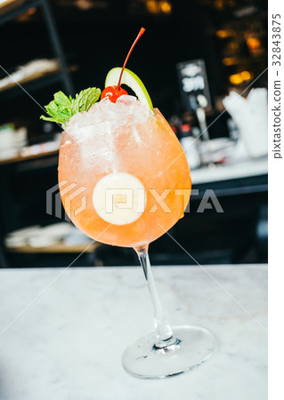 Iced cocktails drinking glass 32843875
