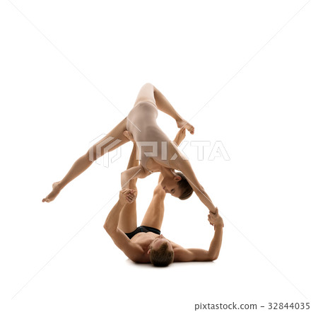Young couple in sports clothes exercise in studio 32844035