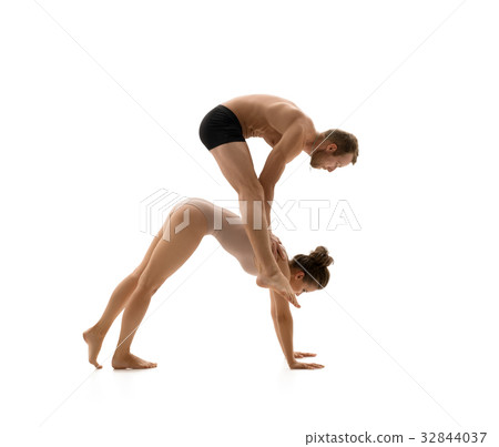 Young couple in sports clothes exercise in studio 32844037