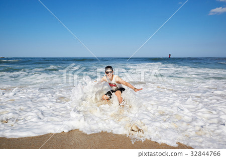 年輕人,Gyeongpo海灘,江陵,江原道,韓國 年輕人,Gyeongpo海灘,江陵,江原道,韓國 32844766