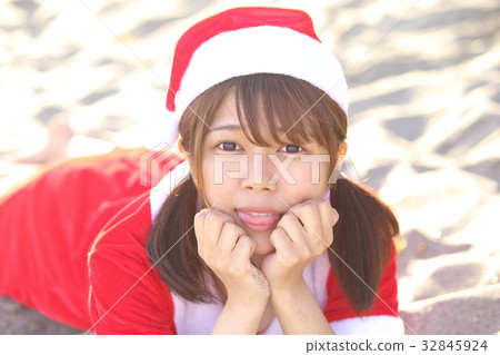 聖誕老人服裝沙灘的婦女 32845924