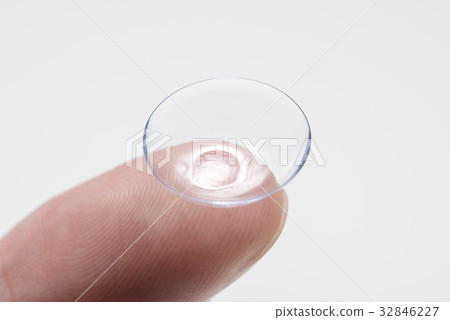 Contact lens placed on the finger 32846227