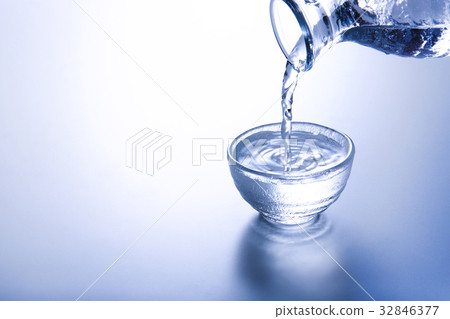 pour cold sake 32846377