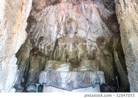 Longmen Grottoes Luayang China 32847055