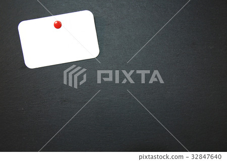 memo board with blank notepad 32847640