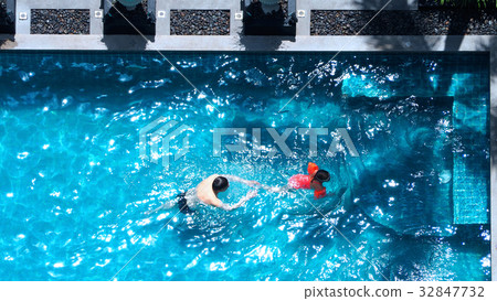 Swimming pool that father and daughter playing Swimming pool that father and daughter playing 32847732
