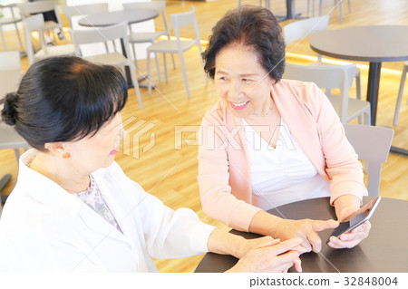 Senior woman enjoying smartphone 32848004