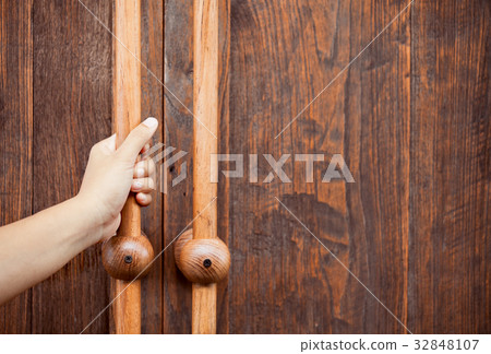 Woman hand opening/closing door knob 32848107