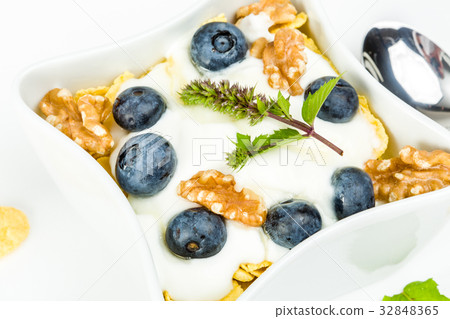 Corn flakes yogurt, honey, walnuts and blueberries Corn flakes yogurt, honey, walnuts and blueberries 32848365