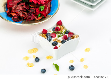 Corn flakes yogurt, honey, walnuts and blueberries 32848372