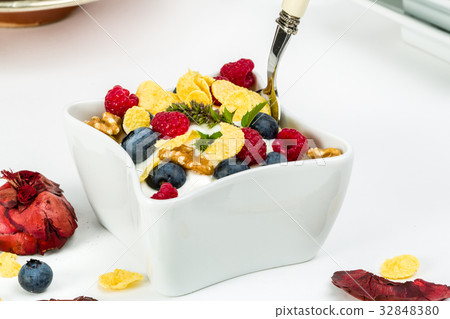 Corn flakes yogurt, honey, walnuts and blueberries Corn flakes yogurt, honey, walnuts and blueberries 32848380